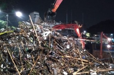 Sekian Lama Tak Hujan, Jakarta Dapat Berton-ton Sampah Kiriman
