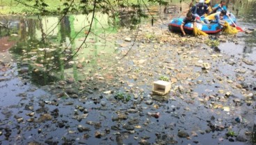 Sungai Cipamokolan Dipenuhi Sampah  dari Plastik Hingga Kasur