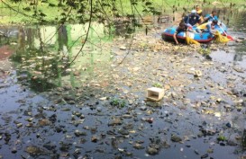 Sungai Cipamokolan Dipenuhi Sampah  dari Plastik Hingga Kasur