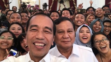 Cekrek! Jokowi Ajak Prabowo dan Wartawan Foto Selfie