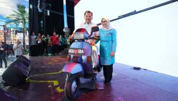 Vespa Biru dan Salam Perpisahan Daeng Ucu-Ida Kalla