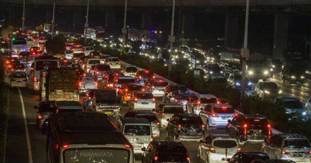 Ilustrasi: Ribuan kendaraan melewati ruas Tol Dalam Kota, di Jakarta, Jumat (8/6/2018)./ANTARA-Galih Pradipta