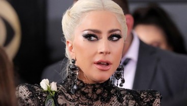 Lady Gaga Terjatuh di Panggung Usai Peluk Penggemar di Konser Las Vegas