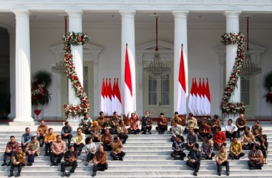 Makna Jokowi Kenalkan Menteri Sambil 'Ngemper' di Tangga Istana