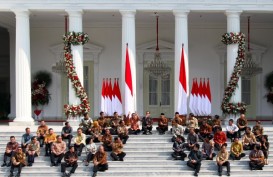 Makna Jokowi Kenalkan Menteri Sambil 'Ngemper' di Tangga Istana