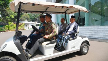Hadiri Sidang Kabinet Perdana, Wapres Ma'ruf Amin Kembali Sarungan