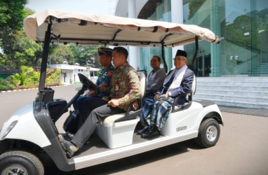 Hadiri Sidang Kabinet Perdana, Wapres Ma'ruf Amin Kembali Sarungan