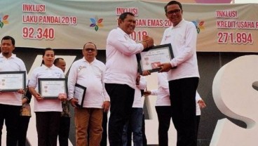 Pemda Lutra Raih 2 Penghargaan TPAKD dari Otoritas Jasa Keuangan