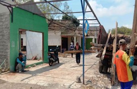 Pembangunan JJLS Dilanjutkan, Warga Bongkar Sendiri Rumah Terdampak
