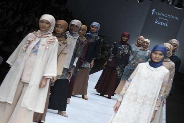 Model mengenakan busana rancangan Kami (Kami Idea) pada Jakarta Fashion Week 2020 di Senayan City, Jakarta, Senin (28/10/2019)./Antara