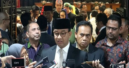 Gubernur DKI Jakarta Anies Baswedan menjawab peryanyaan wartawan selepas memberikan jawaban atas tanggapan DPRD terkait Raperda Perubahan Anggaran Pendapatan dan Belanja Daerah (APBD) 2019 di Ruang Paripurna DPRD DKI Jakarta, Senin (19/8/2019) petang./Antara
