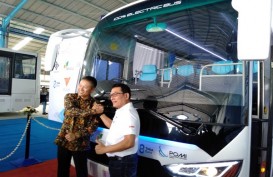 Moeldoko Serahkan Bus Listrik Produksi Perdana MAB untuk Paiton Energy
