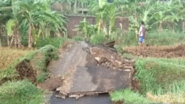 Pergerakan Tanah Putuskan Jalan Penghubung Antarkampung di Sukabumi