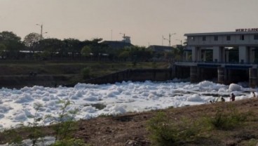 Busa di Banjir Kanal Timur Ternyata Limbah Detergen, Berbahayakah?