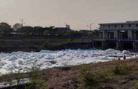 Busa di Banjir Kanal Timur Ternyata Limbah Detergen, Berbahayakah?