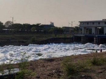 Busa di Banjir Kanal Timur Ternyata Limbah Detergen, Berbahayakah?