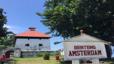 Menikmati Birunya Laut Ambon dari Benteng Amsterdam