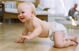 6 Cara Mengajarkan Bayi Merangkak