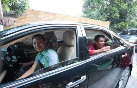 Kemudikan Mobil Dinas Sendiri, Wali Kota Solo Antarkan Sopirnya Berangkat Umrah