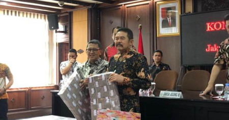 Kepala Kejaksaan Tinggi DKI Jakarta Warih Sadono (kiri, berkaca mata) mendampingi Jaksa Agung ST Burhanuddin (kanan, berbatik lengan panjang) saat konferensi pers eksekusi uang pengganti dari Kokos Jiang yang akan disetorkan ke Kas Negara/Bisnis-Sholahuddin Al Ayyubi