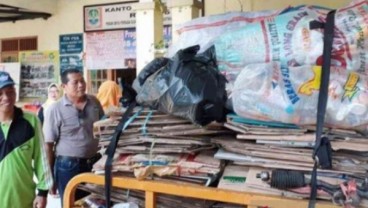 Warga Kota Bekasi Bayar PBB Pakai Sampah