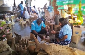 Puluhan Warga Manokwari Belajar Ukir di Jepara