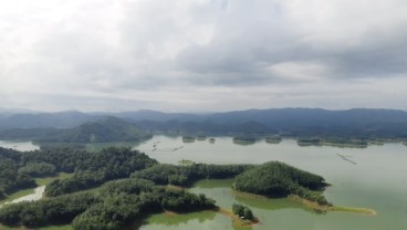 Pengunjung Ulu Kasok Abadikan Momen Pemandangan Layaknya Raja Ampat