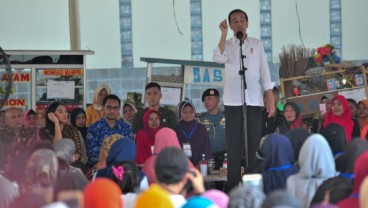 Kunjungi Nasabah Mekaar, Presiden Jokowi Minta Nasabah Disiplin Menabung dan Membayar Angsuran