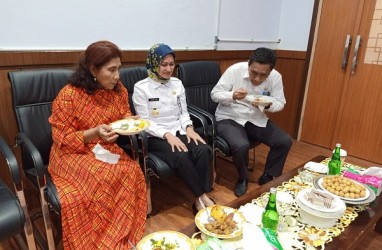 Susi Pujiastuti di Lutra, Berenang Hingga Makan Kapurung Bersama IDP