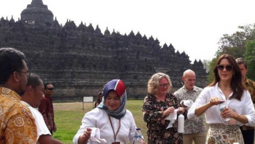 Putri Mahkota Denmark Mary Elizabeth Kagum dengan Candi Borobudur