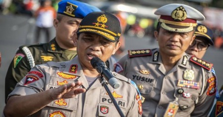 Kapolda Metro Jaya Irjen Pol Gatot Eddy Pramono (kiri) didampingi Dirlantas Polda Metro Jaya Kombes Pol Yusuf (kanan) memberikan keterangan pers terkait Operasi Zebra Jaya 2019 di Lapangan Promoter Dit Lantas Polda Metro Jaya, Jakarta, Rabu (23/10/2019)./Antara