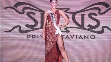 Tampil Berbikini, Wakil Indonesia Frederika Alexis Terpeleset di Panggung Miss Universe 2019