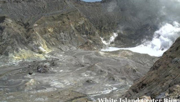 Turis Sedang Jalan-jalan di Sisi Kawah, Gunung Ini Tiba-tiba Meletus