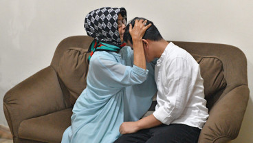 Maju Pilkada Surakarta, Gibran Sungkem Ibu Jokowi