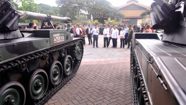 5 Berita Populer: Senjata Buatan PT Pindad Ditawarkan ke Laos, Direksi Garuda Manfaatkan Pramugari