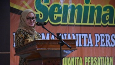 Nyanyikan Lagu Sabda Alam Milik Ebet Kadarusman, IDP Hibur Ibu-ibu Dharma Wanita