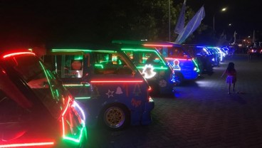 Mikrolet Penuh Hiasan Natal Ramaikan Kawasan Megamas Manado