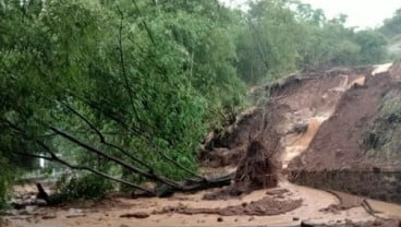 Longsor Terjang Jalan Raya Soreang-Ciwidey di Kabupaten Bandung