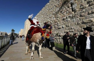 Dari Atas Unta, Sinterklas Bagikan Pohon Natal Gratis di Yerusalem