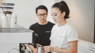 Deretan Selebritas yang 'Tersangkut' Tren Es Kopi Susu pada 2019