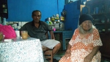 Nenek Berusia Seabad Lebih ini Tetap Semangat Berdagang di Alun-Alun Jogja