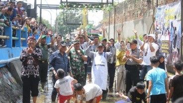 Bandung Kini Punya Cafe di Tengah Sungai