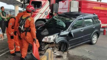 Tabrak Pembatas Busway di DI Panjaitan, Mobil ini Ringsek Berat