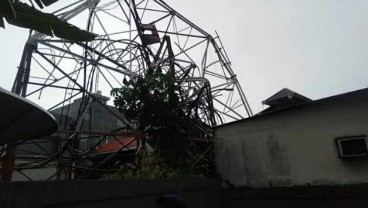 Menara BTS RRI di Kebayoran Baru Roboh, Timpa Masjid