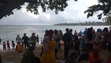 Kawasan Wisata Pantai Carita Berangsur Ramai