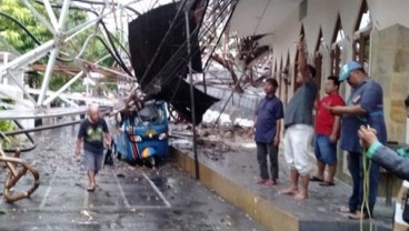 Bajaj Tertimpa Menara RRI di Radio Dalam Masih Nyicil