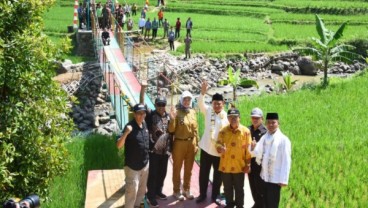 Uu Resmikan Jembatan Gantung Desa di Cianjur