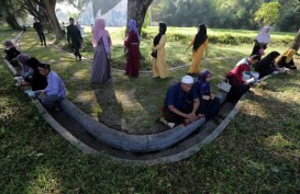 Pekuburan Massal Ramai Dikunjungi Kenang Tsunami Aceh