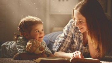 Manfaat Membacakan Buku untuk Bayi