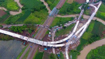 Pembatas Jalan di Jalan Layang Kretek, Bumiayu Dibersihkan